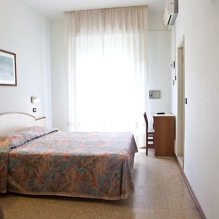 רימיני Hotel Latini מראה חיצוני תמונה