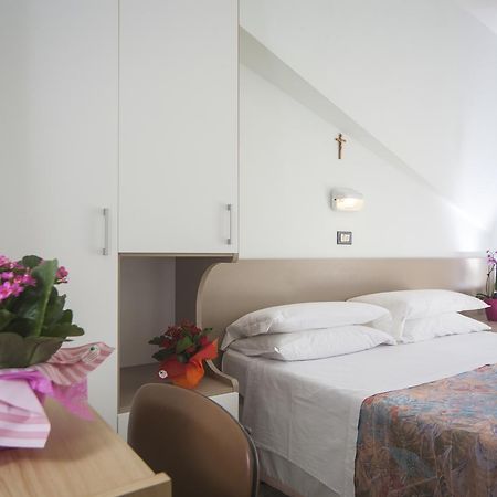 רימיני Hotel Latini מראה חיצוני תמונה