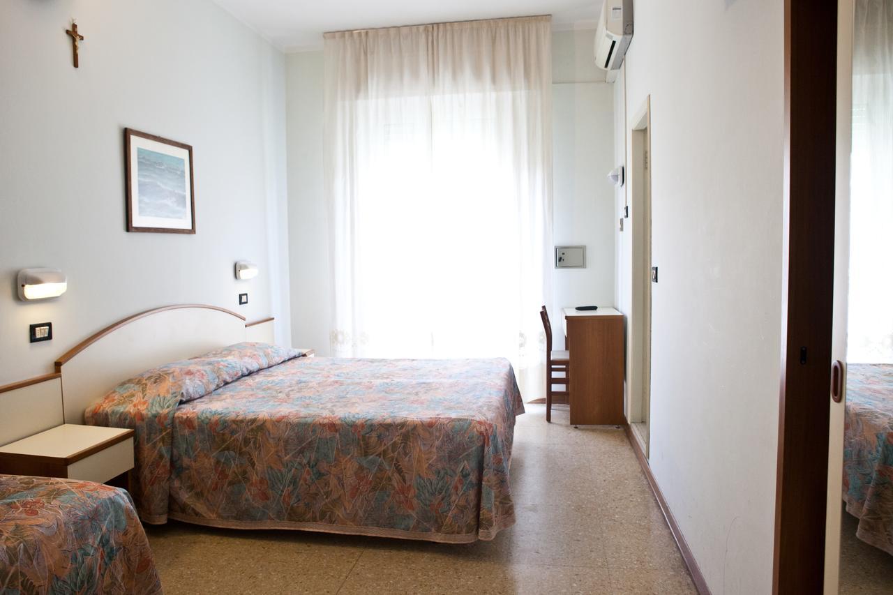 רימיני Hotel Latini מראה חיצוני תמונה