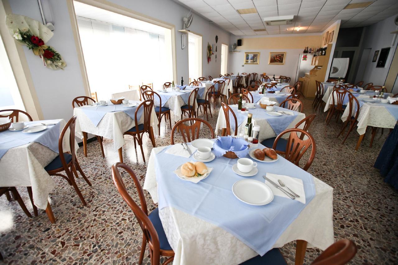 רימיני Hotel Latini מראה חיצוני תמונה