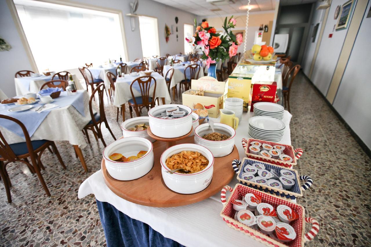 רימיני Hotel Latini מראה חיצוני תמונה