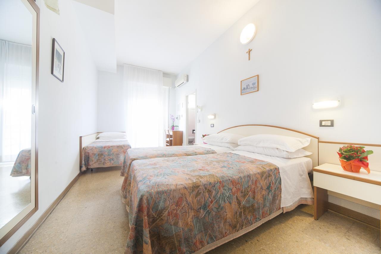 רימיני Hotel Latini מראה חיצוני תמונה