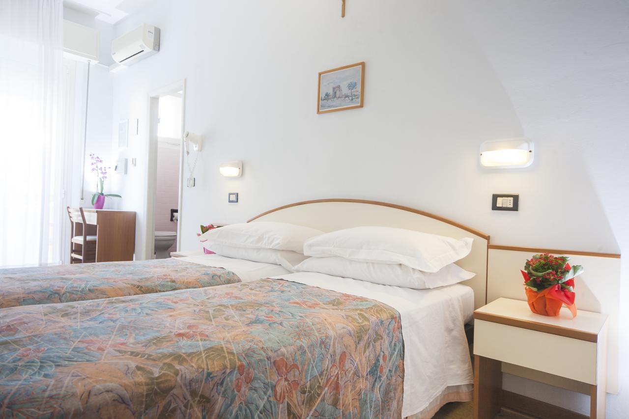 רימיני Hotel Latini מראה חיצוני תמונה