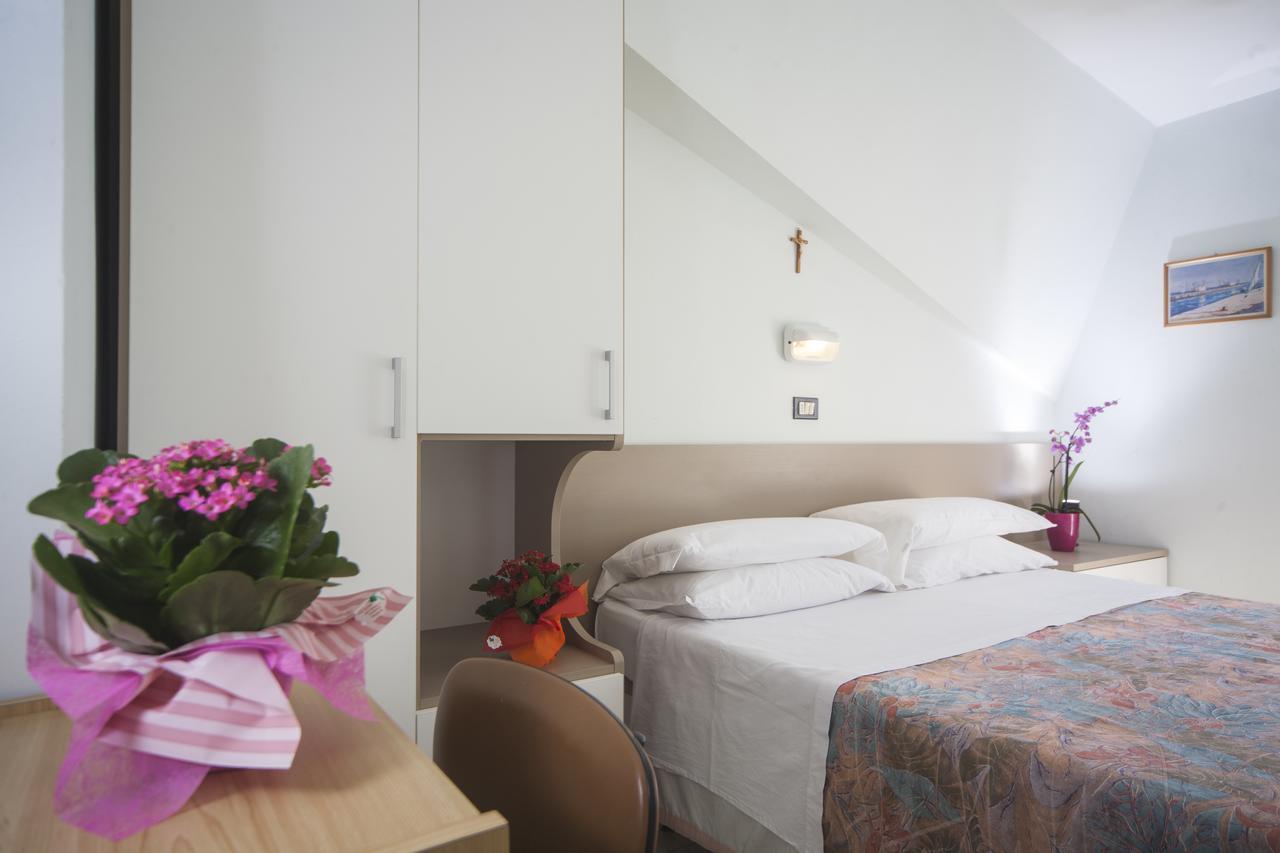 רימיני Hotel Latini מראה חיצוני תמונה