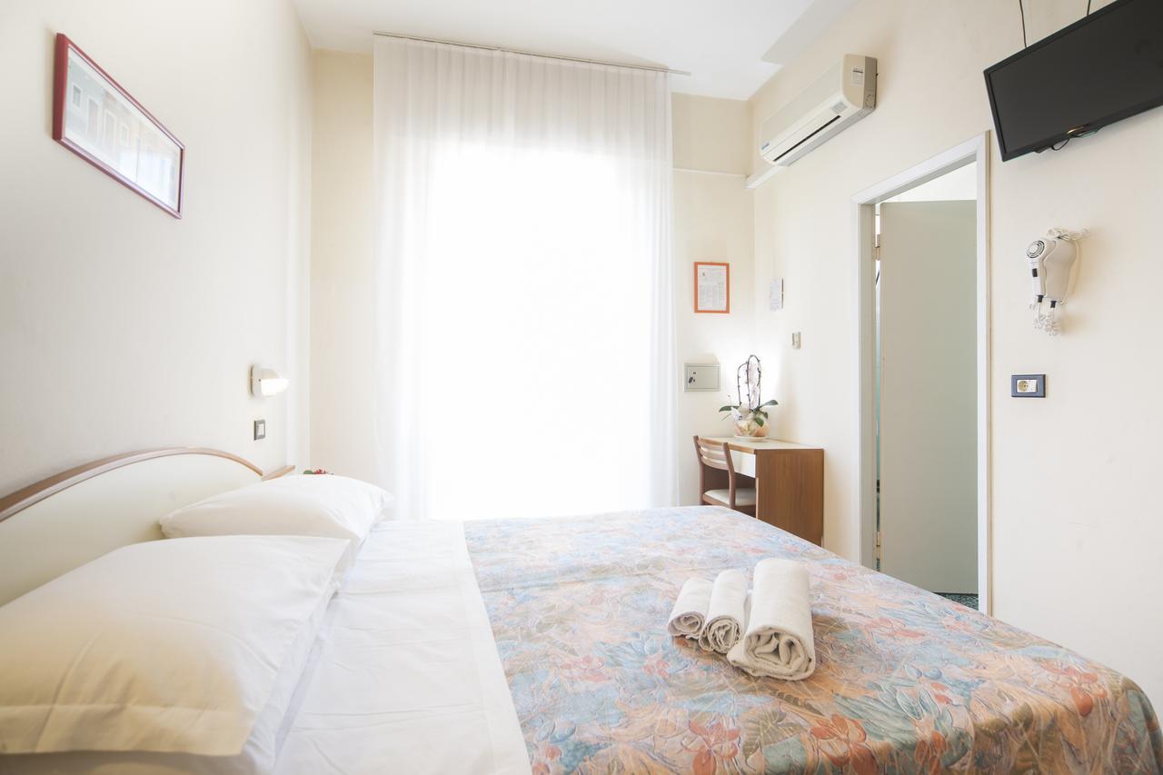 רימיני Hotel Latini מראה חיצוני תמונה