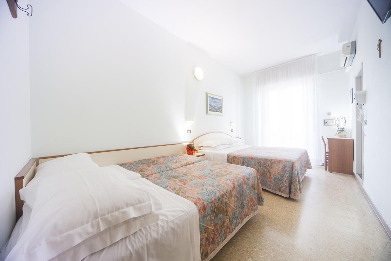 רימיני Hotel Latini מראה חיצוני תמונה