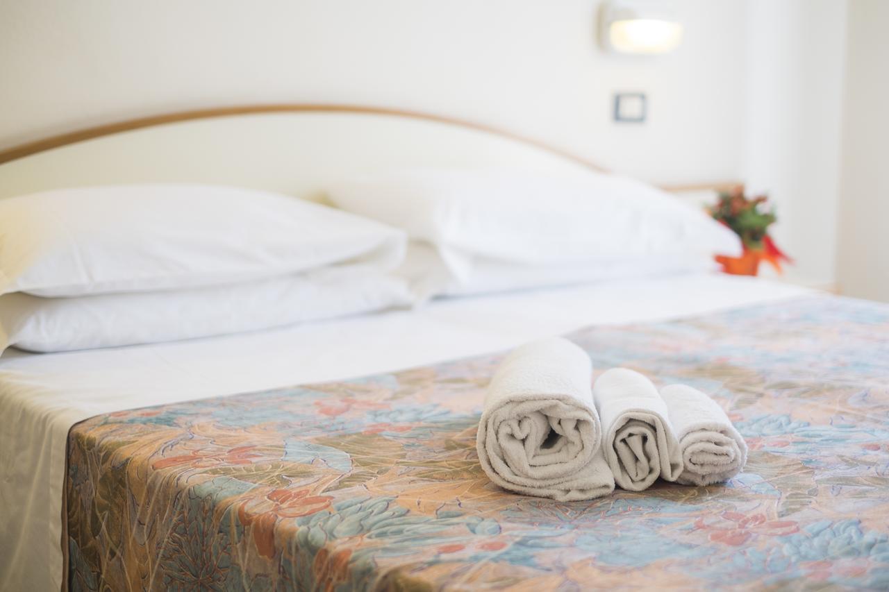 רימיני Hotel Latini מראה חיצוני תמונה