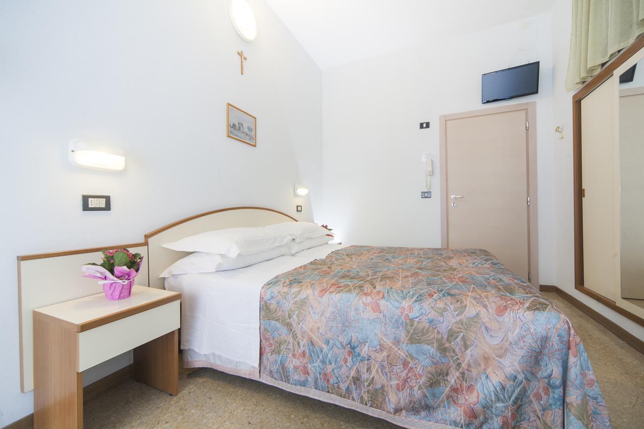 רימיני Hotel Latini מראה חיצוני תמונה